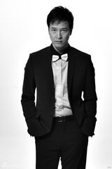 组图：管羽浪漫痴情型男魅力写真