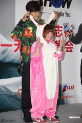 组图：罗志祥穿花衣签售 展现搞怪本色粉丝爆棚