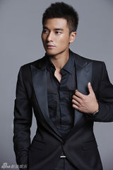 组图：郑凯黑色西装写真曝光 时尚型男展绅士魅力