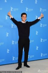 组图：《和谐课程》发布 安妮儿雅蓝裙秀美腿