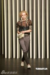 幻灯图：世界比基尼小姐冠军香港走秀呈现简约时尚