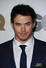 高清图：众明星出席时尚派对 泰勒-洛特纳帅气亮相