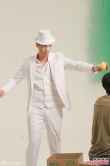 组图：陈豪努力工作赚奶粉钱 学带孩子有备无患