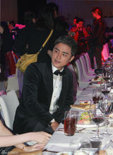 组图：明道黑西装礼服亮相 歪头甜笑卖萌