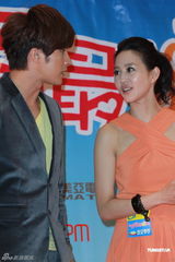 组图：贺军翔张钧宁香港宣传 大谈剧中亲吻戏 