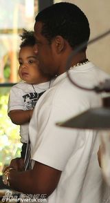 组图：碧昂斯一家现身巴黎 老公与爱女穿亲子装