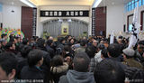 组图：六小龄童送父抹泪 追悼会现场开打混乱