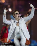 组图：比伯化身天使开唱 不受负面新闻影响