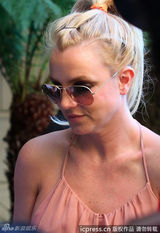 组图：布兰妮恢复单身摘婚戒 裸色真空半球侧漏