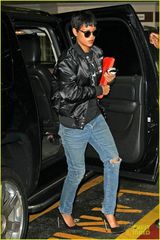 组图：蕾哈娜另类墨镜现身街头 展酷帅摇滚范儿