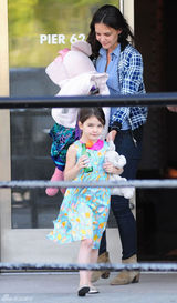 组图：6岁苏瑞可爱现身 花裙抢眼毛绒玩具不离身