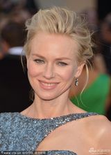 组图：娜奥米-沃茨银色战衣闪耀红毯