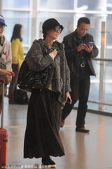 组图：黄圣依厚外套搭长裙 裙角飘飘淑女有型