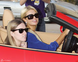 高清组图：帕丽斯-希尔顿和妹妹驾车外出购物