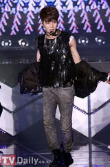 组图：韩团SHINee新专辑回归首唱疯狂火爆