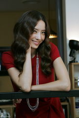 高清组图：韩彩英接受韩媒专访 火红裙装优雅妩媚