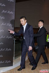 组图：李亚鹏离婚后香港露笑容 刘嘉玲贵妇装扮