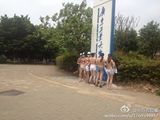 组图：广州女大学生脱光上衣 呼吁平等工作机会