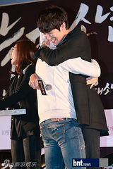 组图：韩星朴宝英出席《狼族》音乐会宋仲基缺席