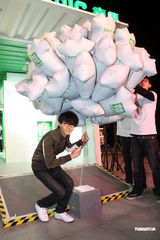 组图：方大同变身设计师 被粉丝围攻现场混乱 