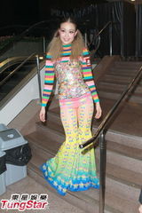 组图：容祖儿携泳儿罗力威出席派对迎圣诞