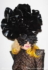 幻灯图集：Lady Gaga秀透视装 黑色丽花头抢镜