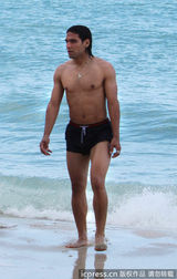 组图：球星法尔考海中爱抚娇妻 舔肚脐极度高调