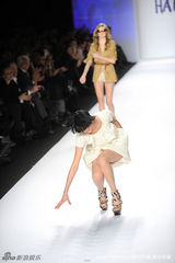 高清组图：超模阿格妮丝迪恩走秀跌倒 险些走光