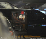 组图：李云迪口罩装扮严实 携神秘美女现身机场