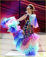 组图：詹妮弗洛佩兹献唱变装 挤爆乳猛男托举