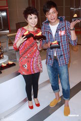 组图：罗嘉良亮相无线饮食节目晒爱的纹身