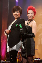 高清组图：温岚红发造型助阵黄小琥 大跳火辣断背舞