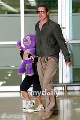 组图：布莱德皮特赴韩宣传 爱子抱玩具熊遮面