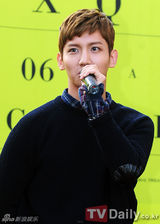 组图：东方神起釜山办签名会休闲装帅气随和