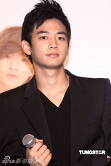 组图：SHINee抵台会粉丝 记者会破冰雕庆功