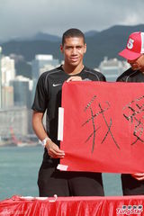 组图：费迪南德领衔曼联亮相香港大秀毛笔字