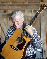 组图：老牌民谣歌手道克-沃特森去世 享年89岁