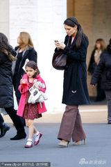 组图：凯蒂短讯不停似传情 苏瑞粉色呢外套甜美