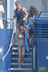 组图：史泰龙携家人戛纳度假 黑背心大秀肌肉