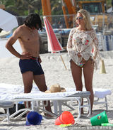 组图：球星法尔考海中爱抚娇妻 舔肚脐极度高调