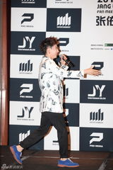 高清组图：张佑赫在京会粉丝 秀舞姿有爱互动