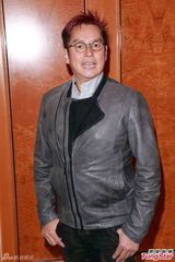 组图：陈慧娴签约大秀玉腿　谭咏麟现身支持