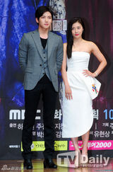 组图：河智苑宣传《奇皇后》抹胸裙红唇性感