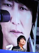 组图：韩片《蓝盐》开记者会 宋康昊牵手申世京