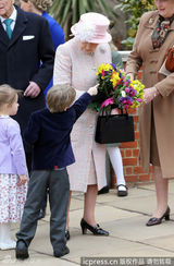 组图：英伊丽莎白女王路遇调皮小鬼讨要手中花