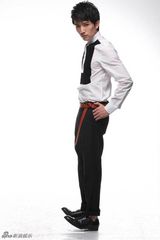 组图：许诺最新造型照曝光 休闲装展型男魅力