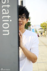 组图：清泉王子胡夏台湾行 搞怪表情扮“高铁少年”