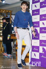 组图：2PM携代言品牌办签名会 尼坤呆萌亮相