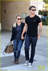 组图：大爆炸“佩妮”吻未婚夫 嘴对嘴秀恩爱