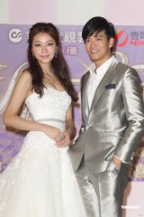 组图：陈晓东驾豪车出席发布会 熊黛林穿白色婚纱